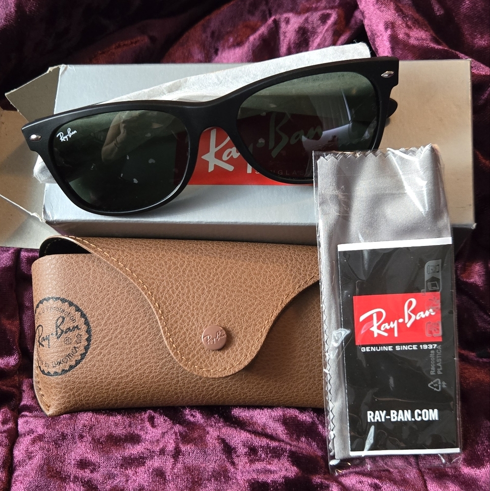 Ray-Ban Black Sunglasses with Brown Case
